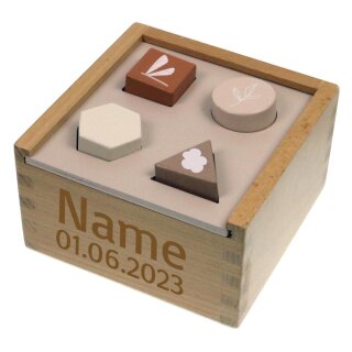 Formenspiel Sortierbox aus Holz mit Namen und Geburtsdatum graviert beige