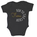 Baby Body personalisiert Babygeschenk zur Geburt Baumwolle new to the crew mit Name bedruckt Schwarz 3-6 Monate