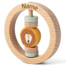 Rassel aus Holz personalisierbar mit Name graviert Greifring f&uuml;r Baby Geschenk zur Geburt L&ouml;we